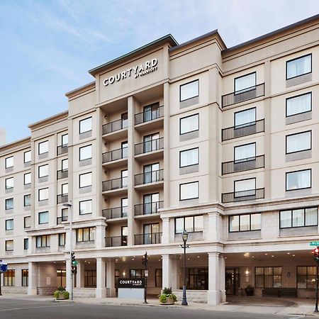 Courtyard Milwaukee Downtown Hotel Екстериор снимка