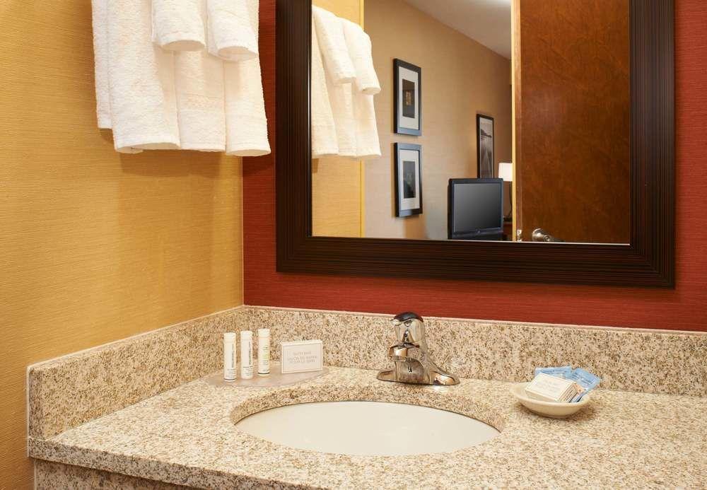 Courtyard Milwaukee Downtown Hotel Екстериор снимка