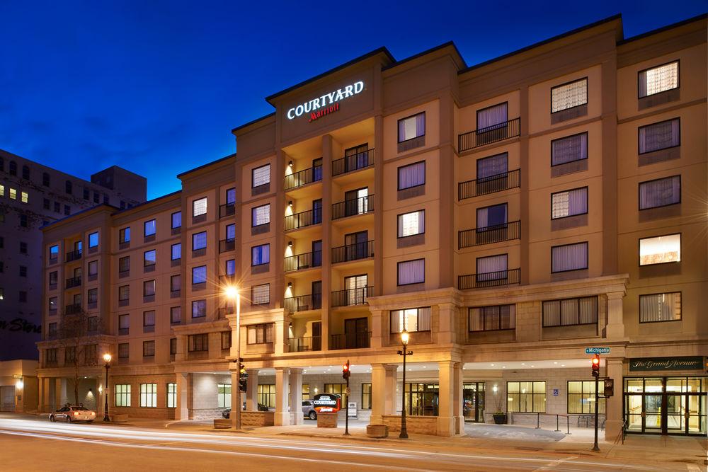 Courtyard Milwaukee Downtown Hotel Екстериор снимка