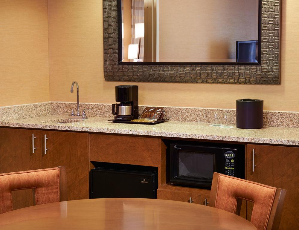 Courtyard Milwaukee Downtown Hotel Екстериор снимка