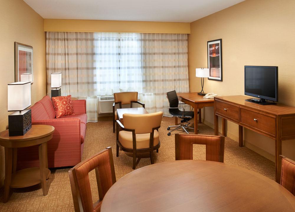 Courtyard Milwaukee Downtown Hotel Екстериор снимка