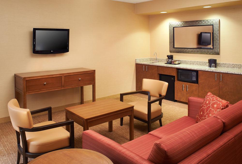 Courtyard Milwaukee Downtown Hotel Екстериор снимка