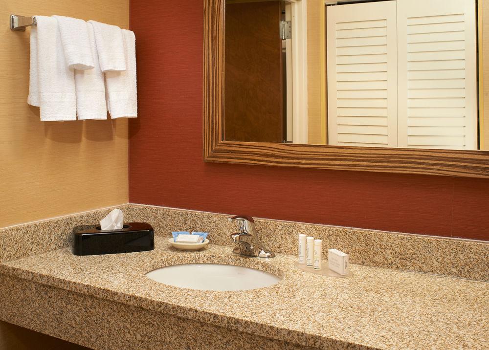 Courtyard Milwaukee Downtown Hotel Екстериор снимка
