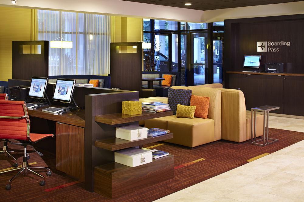 Courtyard Milwaukee Downtown Hotel Екстериор снимка