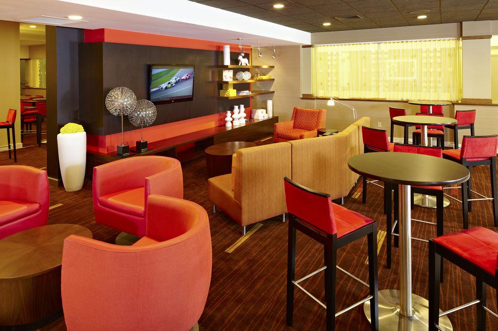 Courtyard Milwaukee Downtown Hotel Екстериор снимка