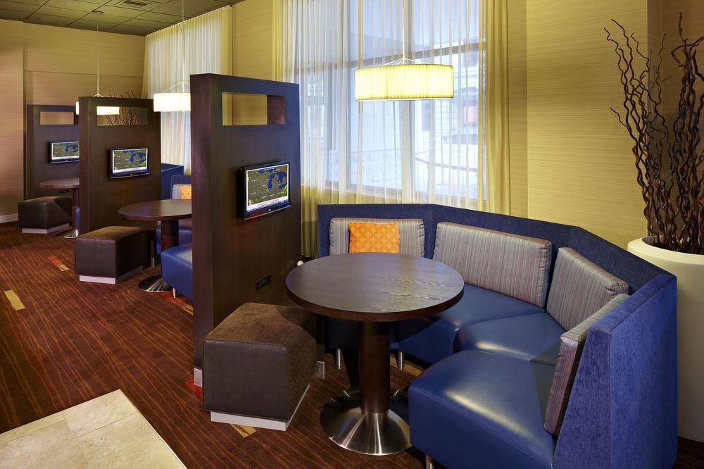 Courtyard Milwaukee Downtown Hotel Екстериор снимка