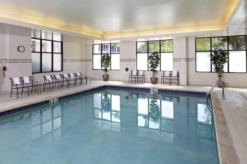 Courtyard Milwaukee Downtown Hotel Екстериор снимка