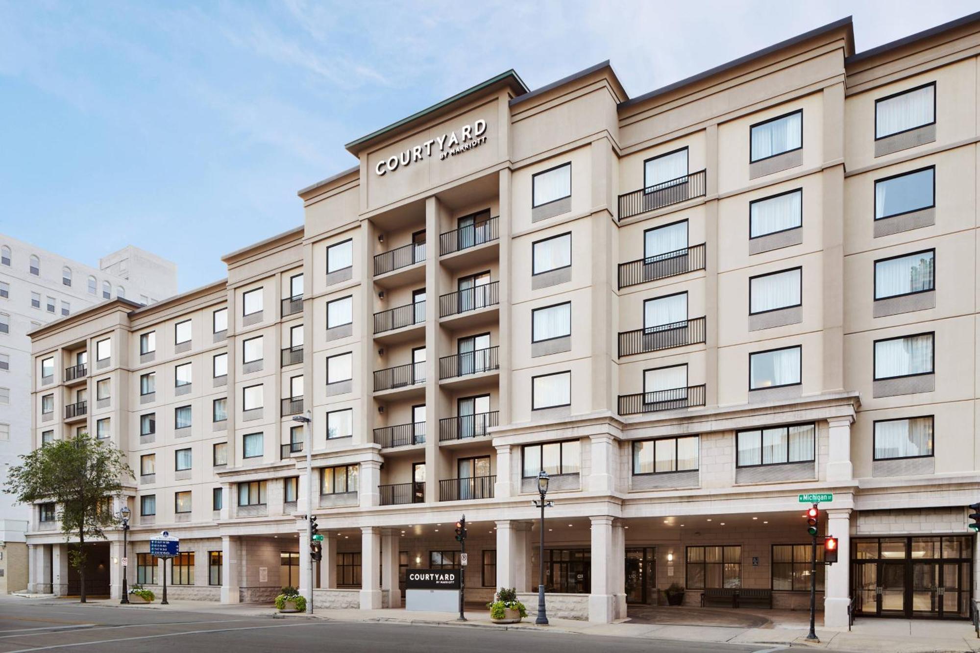 Courtyard Milwaukee Downtown Hotel Екстериор снимка
