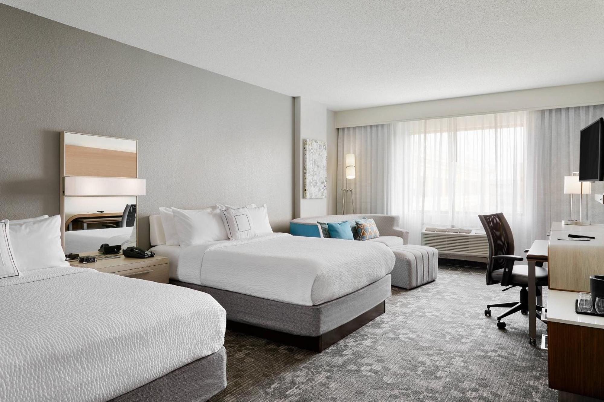 Courtyard Milwaukee Downtown Hotel Екстериор снимка