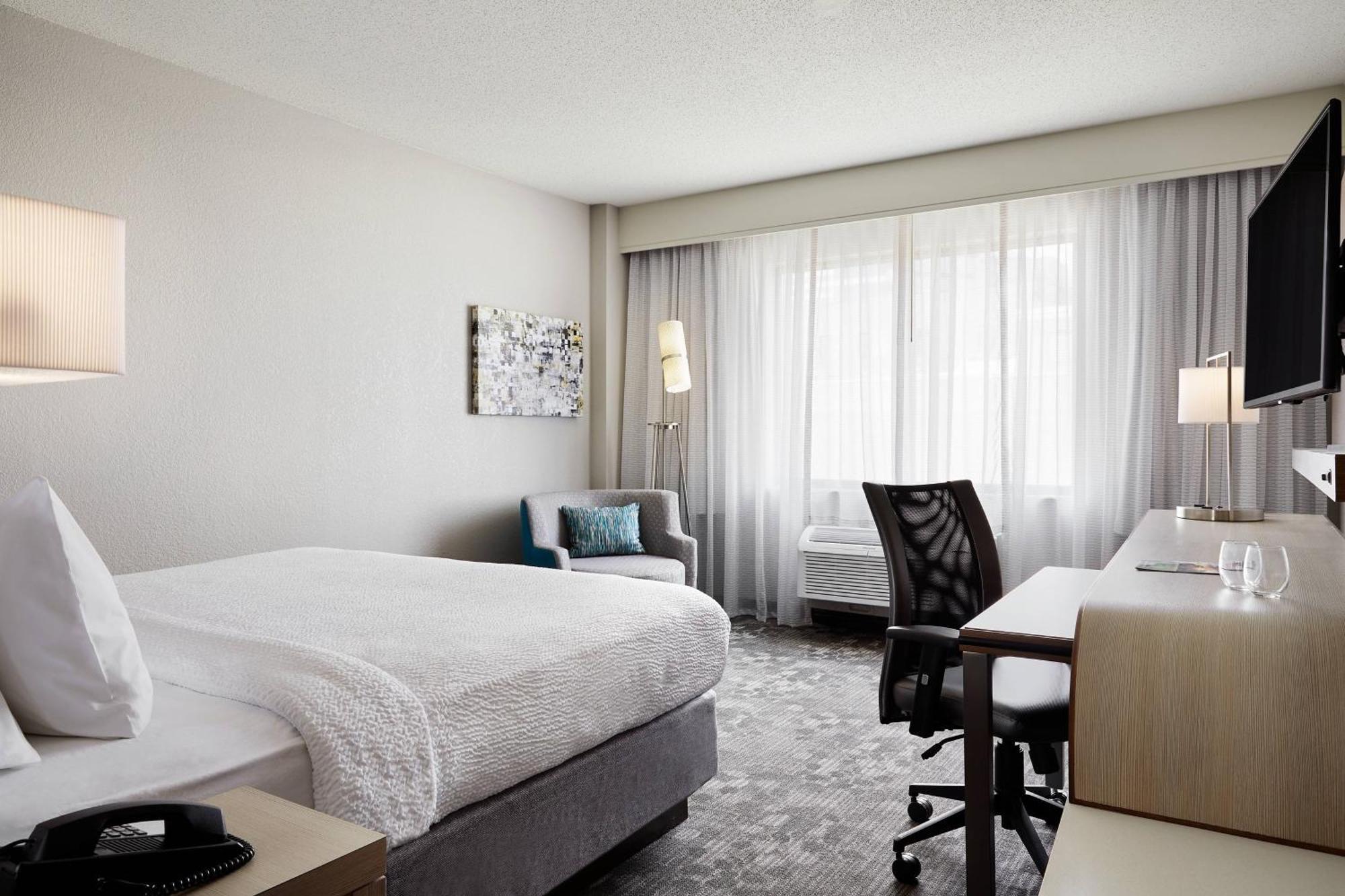 Courtyard Milwaukee Downtown Hotel Екстериор снимка