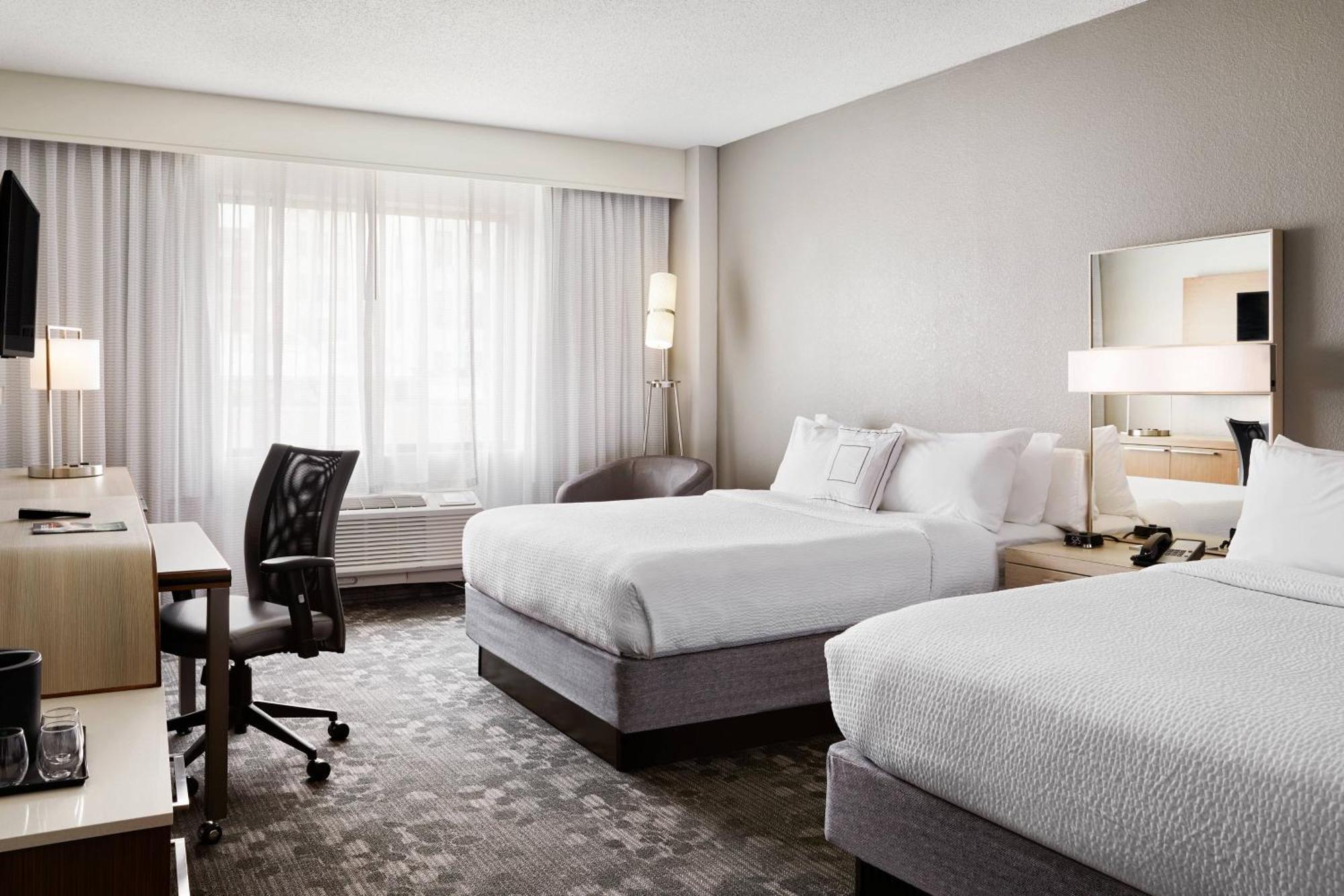Courtyard Milwaukee Downtown Hotel Екстериор снимка