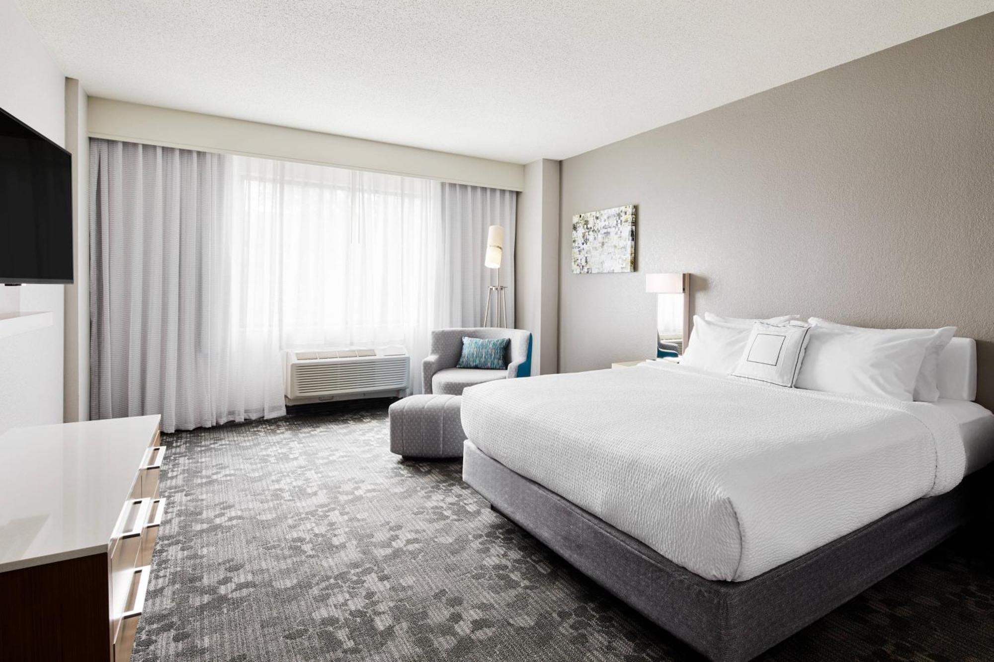 Courtyard Milwaukee Downtown Hotel Екстериор снимка