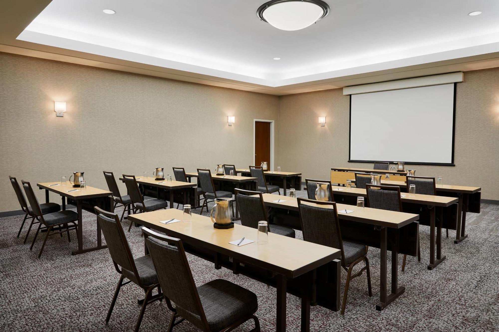 Courtyard Milwaukee Downtown Hotel Екстериор снимка