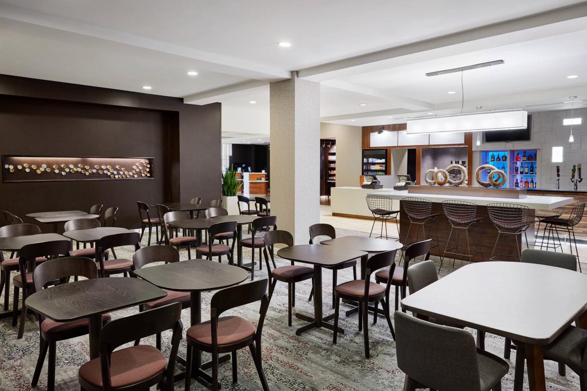 Courtyard Milwaukee Downtown Hotel Екстериор снимка