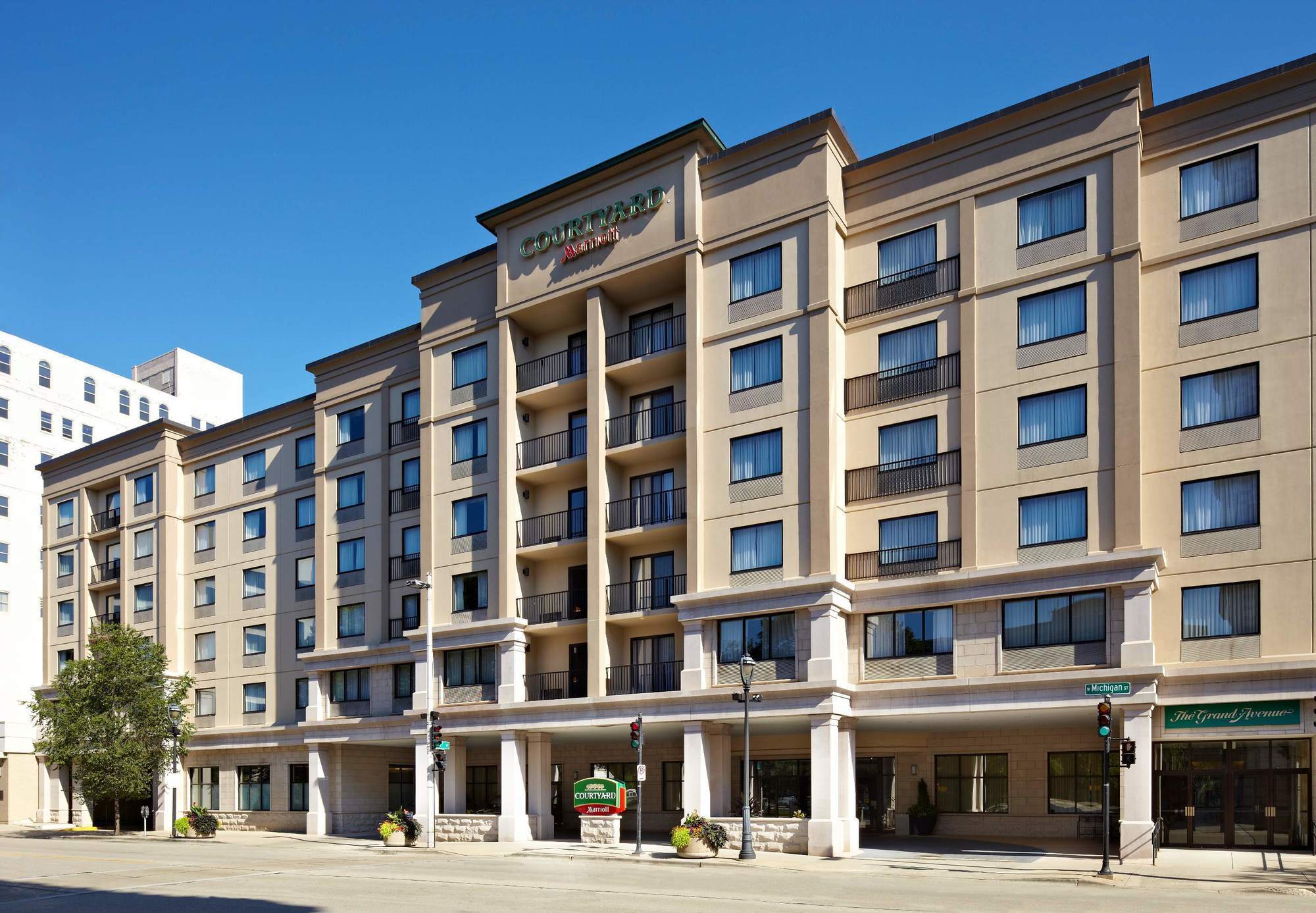 Courtyard Milwaukee Downtown Hotel Екстериор снимка