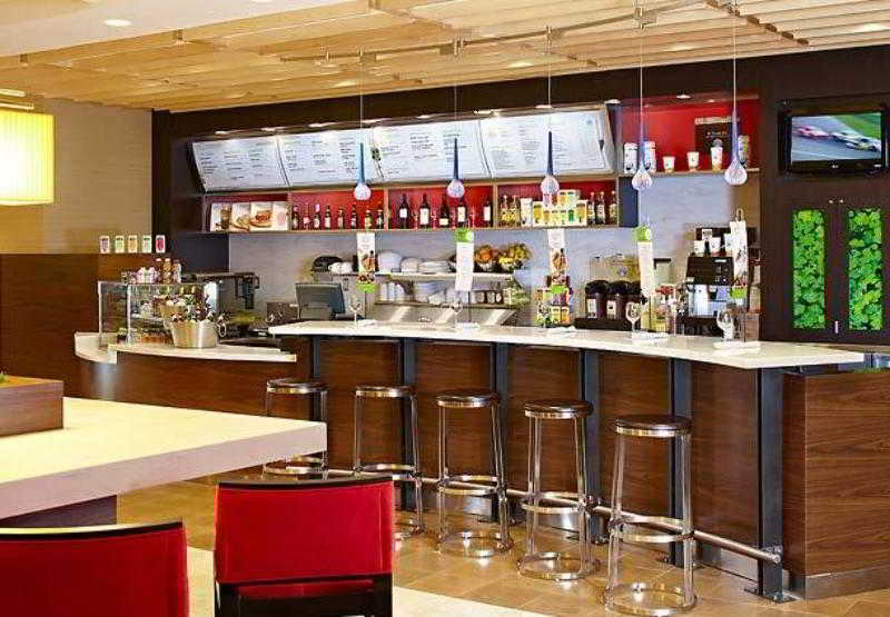 Courtyard Milwaukee Downtown Hotel Екстериор снимка