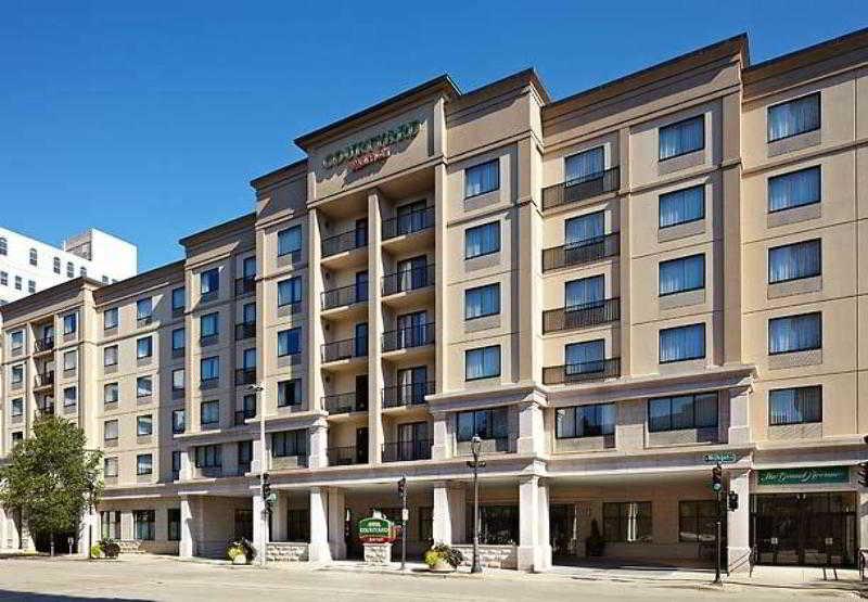 Courtyard Milwaukee Downtown Hotel Екстериор снимка