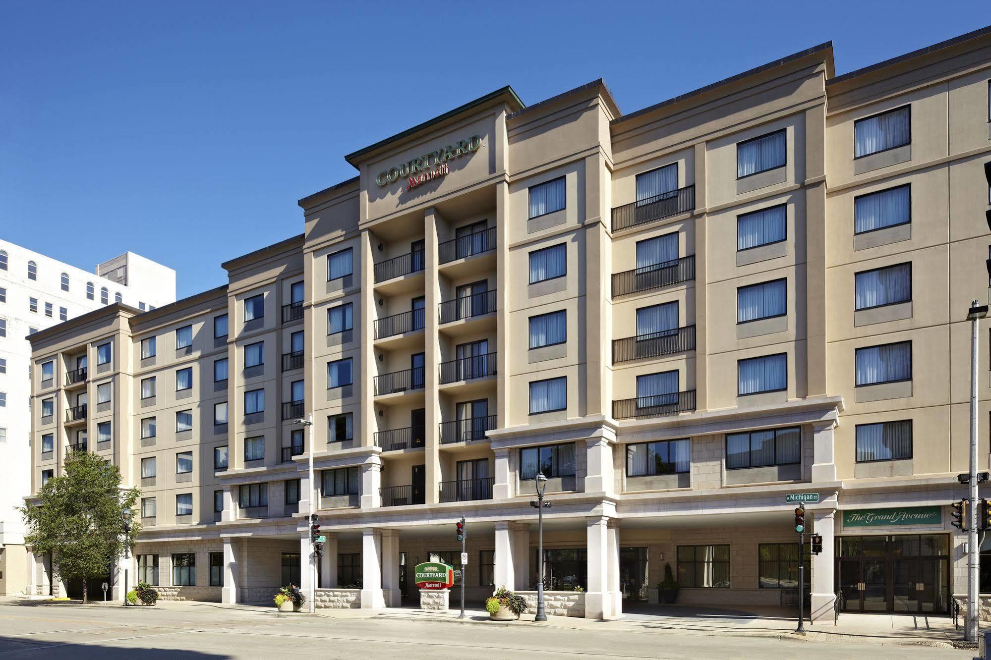 Courtyard Milwaukee Downtown Hotel Екстериор снимка