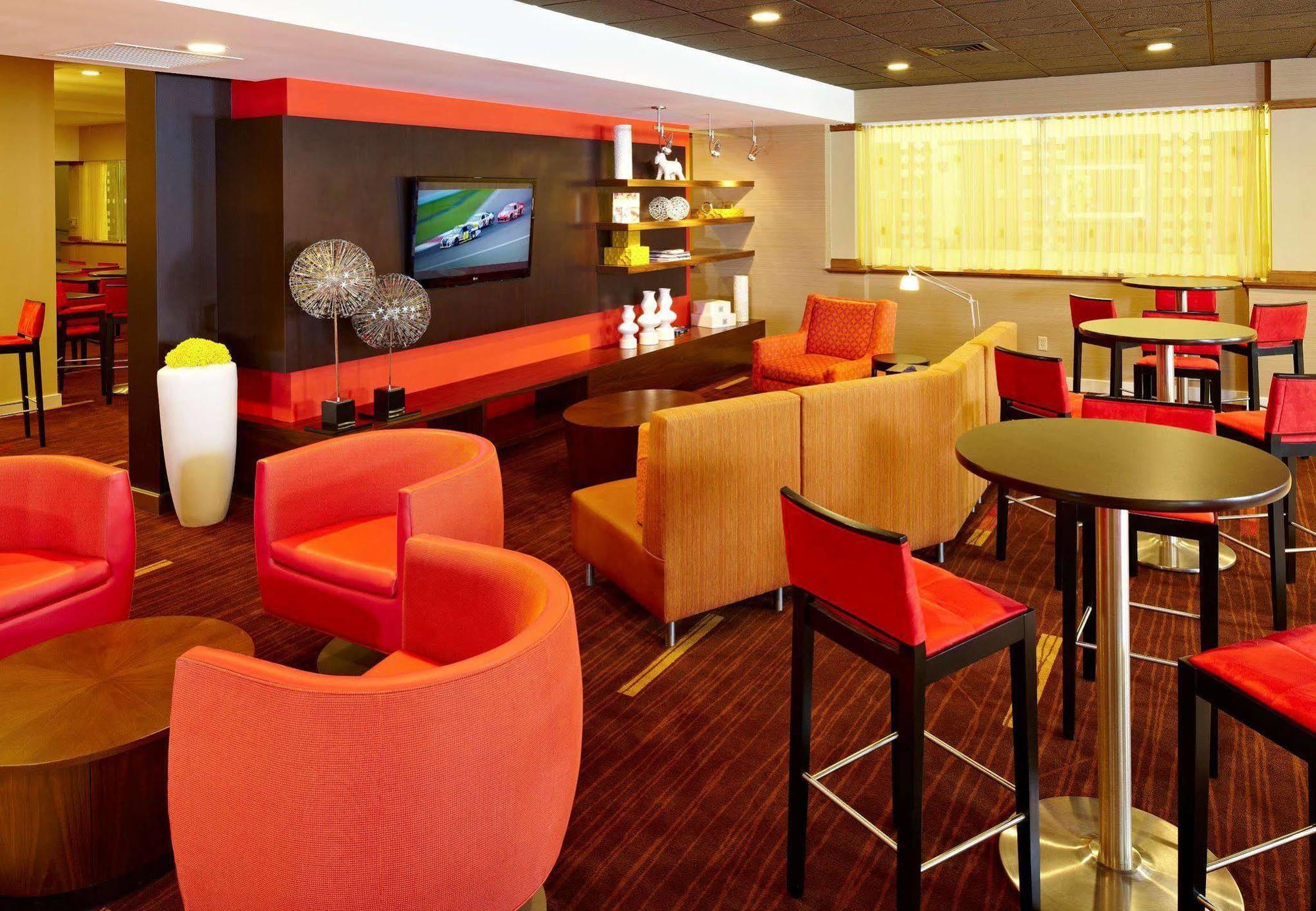 Courtyard Milwaukee Downtown Hotel Екстериор снимка