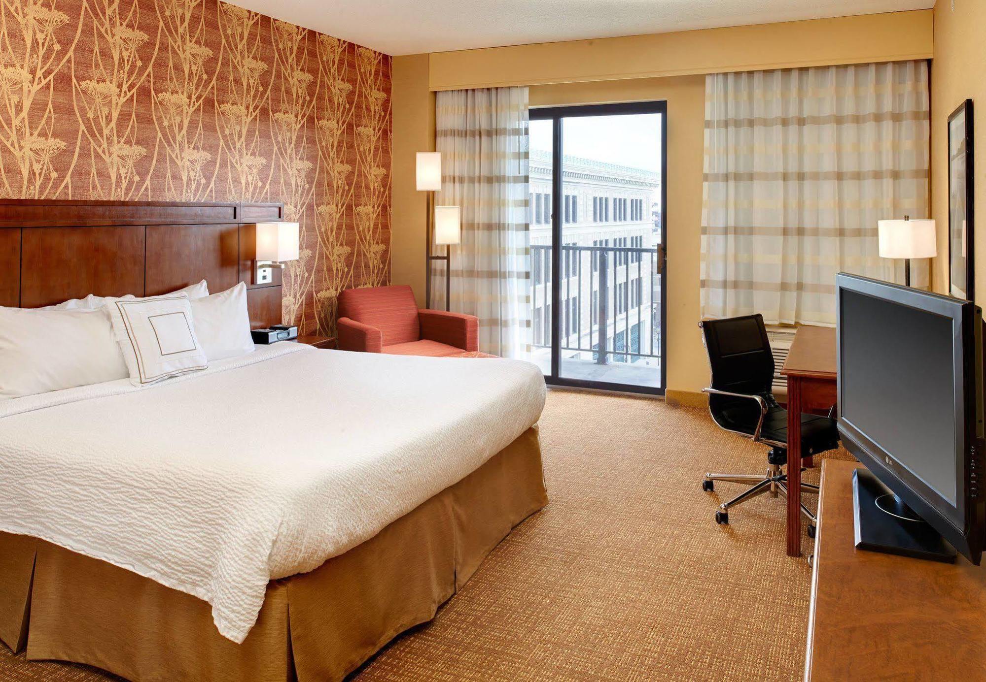 Courtyard Milwaukee Downtown Hotel Екстериор снимка