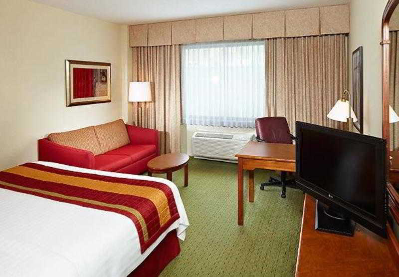 Courtyard Milwaukee Downtown Hotel Екстериор снимка